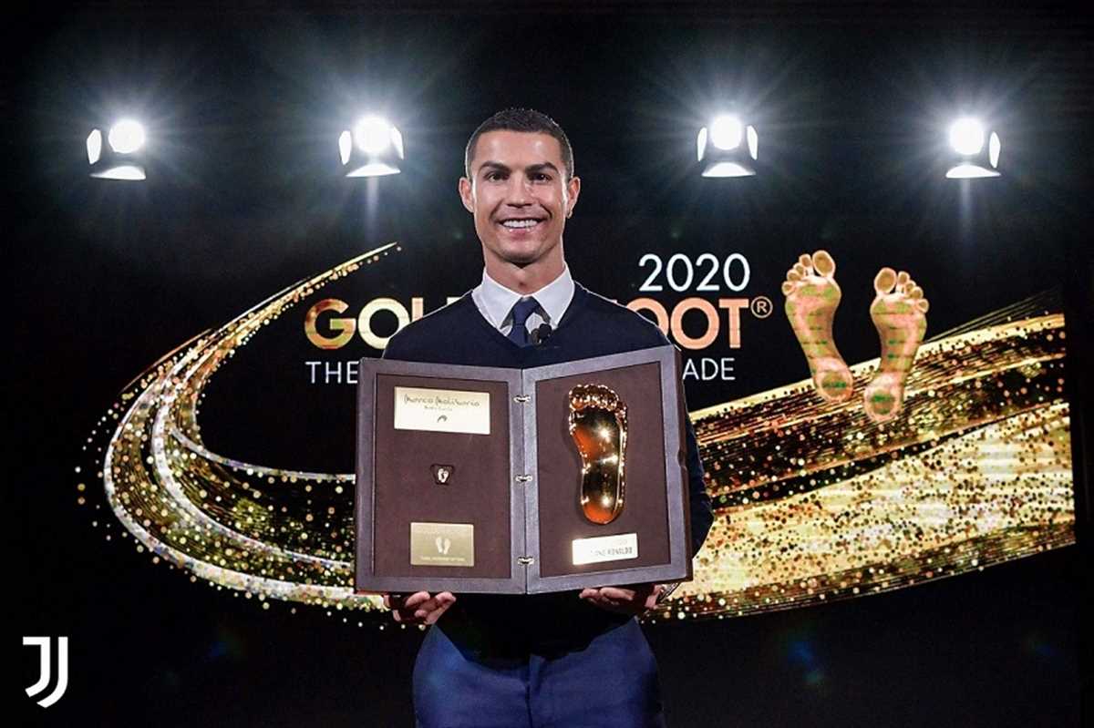 رونالدو يتسلم جائزة القدم الذهبية (صور)