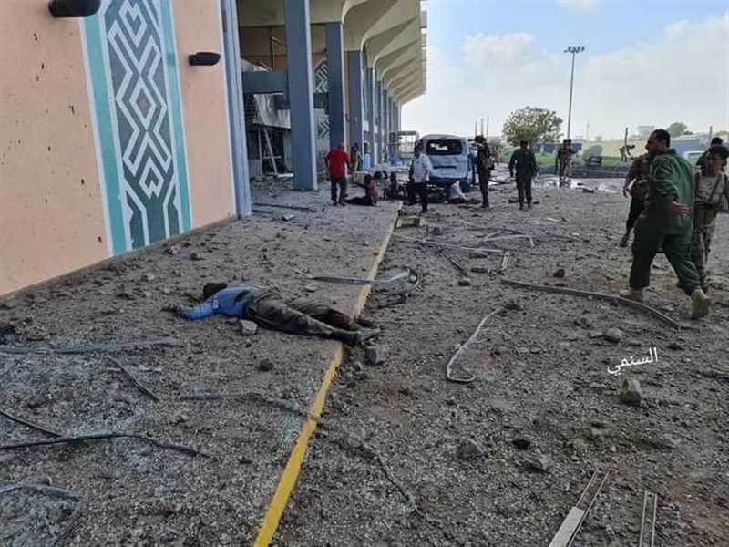 شاهد أولى الصور من داخل مطار عدن الدولي عقب الانفجار