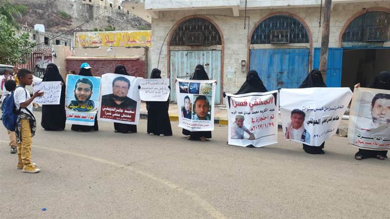 عدن.. وقفة لرابطة الأمهات تطالب الحكومة بإطلاق سراح 39 مختطفا ومخفيا قسراً