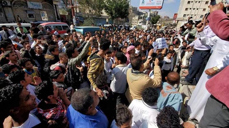 مسيرة حاشدة تندد بجرائم مليشيات الحوثي ضد السكان في حيمة تعز