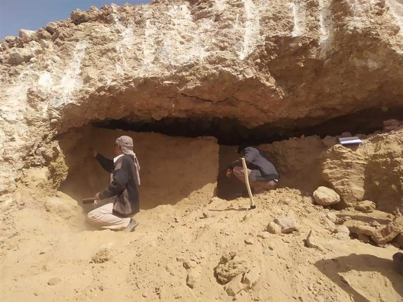 العثور على مقتنيات فخارية وحجرية بالمقبرة الأثرية المكتشفة في حضرموت