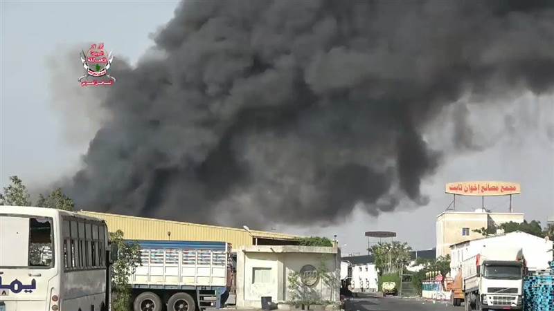 قصف حوثي جديد يستهدف مجمع إخوان ثابت الصناعي بالحديدة