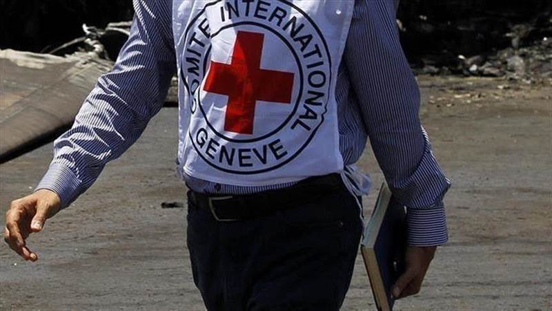 الصليب الأحمر يوزع مساعدات غذائية على آلاف النازحين في أبين