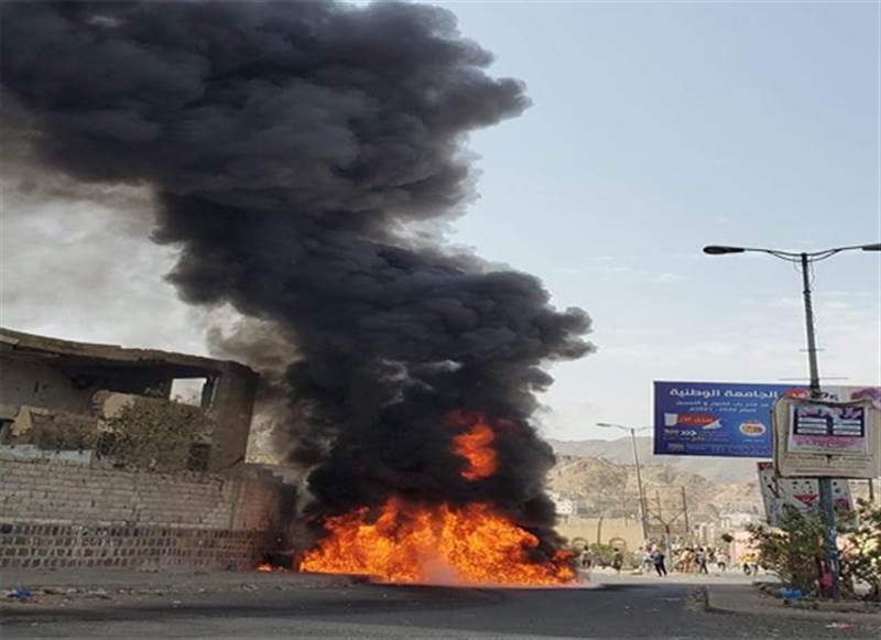 مليشيات الحوثي تقصف أحياء تعز وتستهدف محطة وقود واندلاع حريق كبير