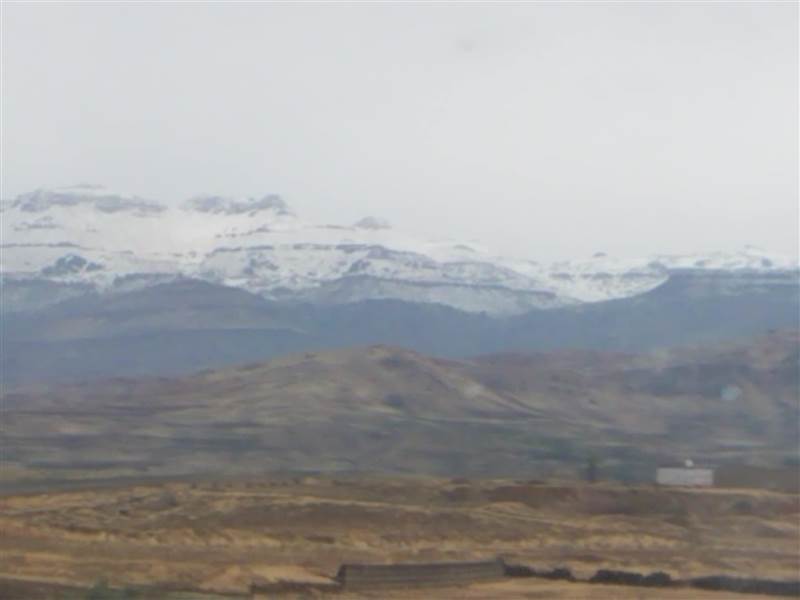 في مشهد نادر.. جبل النبي شعيب غربي صنعاء يكتسي الثلوج (صور)