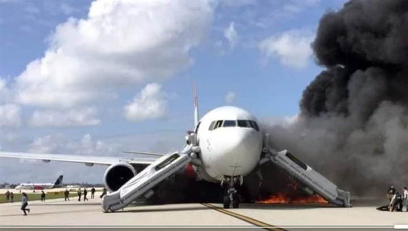 اندلاع حريق بطائرة مدنية بمطار أبها عقب هجوم شنته مليشيات الحوثي