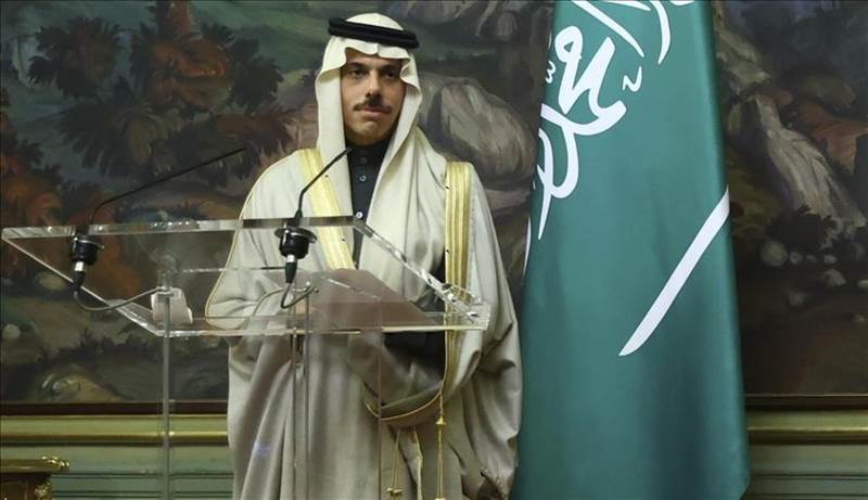 بن فرحان يصل مسقط في ظل حراك دولي لحلحلة الأزمة اليمنية