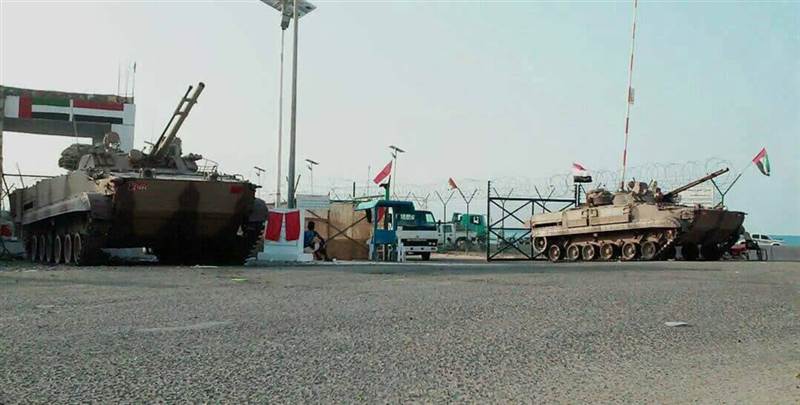 بالتزامن مع إرسالها أسلحة ومدرعات.. الإمارات تنقل قيادات عسكرية إلى سقطرى