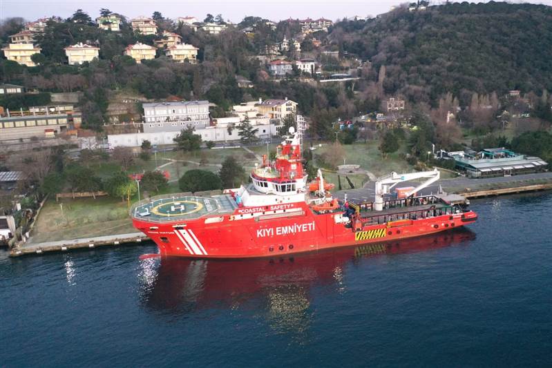 تركيا تجدد استعدادها للمساعدة في تعويم السفينة بقناة السويس