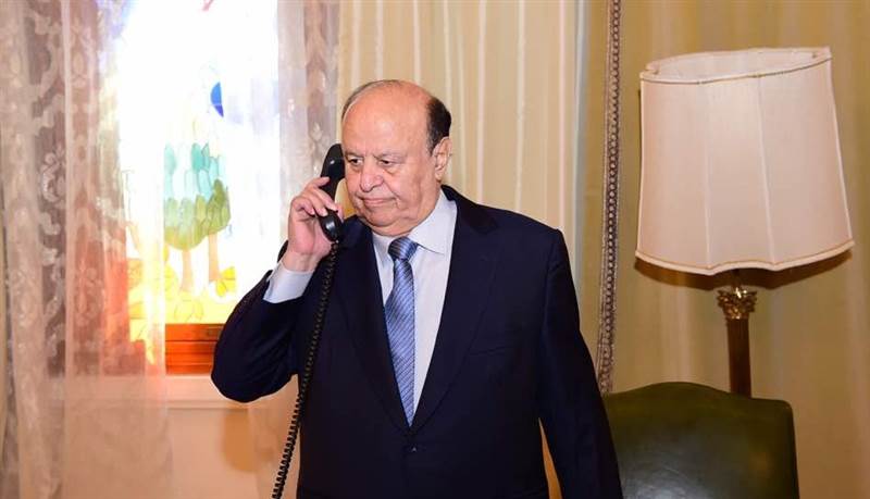 رئيس الجمهورية يجري اتصالا هاتفيا بمحافظ مأرب ويشيد بانتصارات الجيش