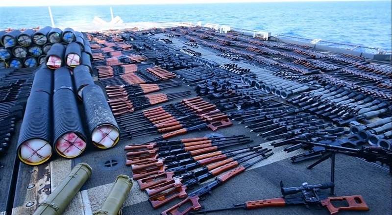 البحرية الأمريكية تصادر شحنة أسلحة في بحر العرب كانت متوجهة إلى الحوثيين