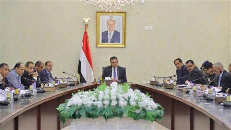 الحكومة اليمنية تدعو لإرغام الحوثيين على السلام ووقف تهريب الأسلحة الإيرانية