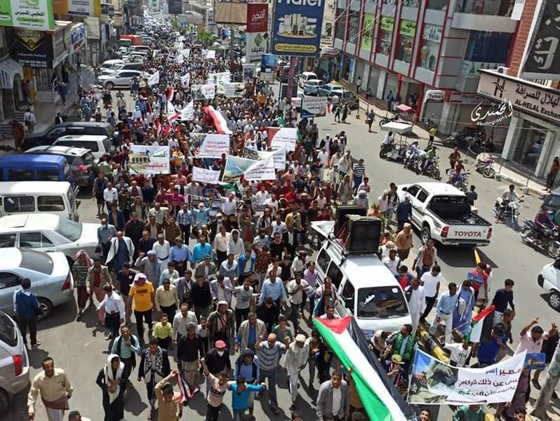 مسيرات حاشدة في تعز والضالع تندد بجرائم الاحتلال الصهيوني بحق الفلسطينيين