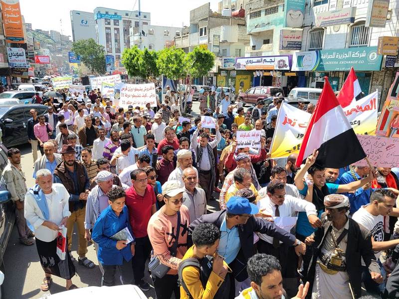 مسيرة حاشدة في تعز تطالب برحيل "الفاسدين" من السلطة المحلية وتوفير الخدمات