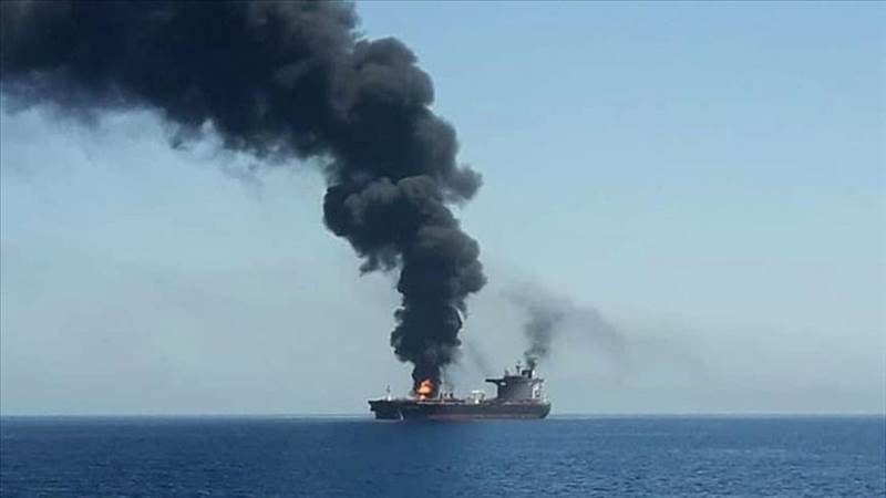 غرق سفينة حربية إيرانية بـ"بحر العرب" عقب اندلاع حريق فيها