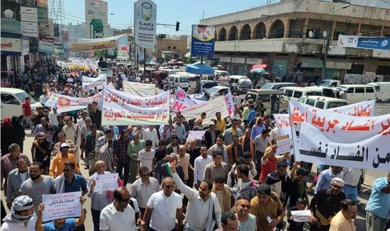 Yemen’de yolsuzlukla suçlanan yerel yöneticilerin istifası içi gösteriler sürüyor