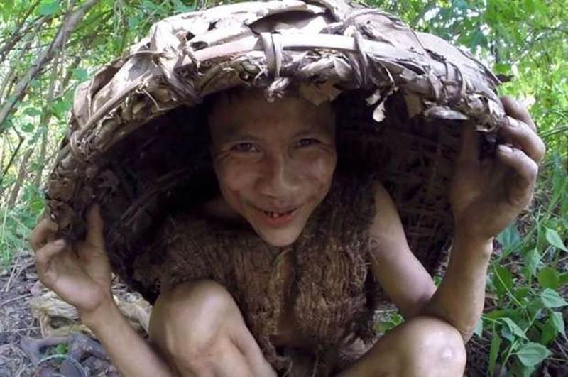 فتى الأدغال.. عاش 41 عاماً في الغابة يأكل الثعابين ويجهل النساء