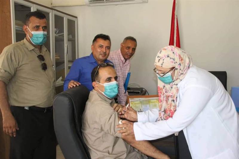 وزير الصحة يدشن المرحلة الثانية من حملة التحصين ضد كورونا انطلاقا من عدن
