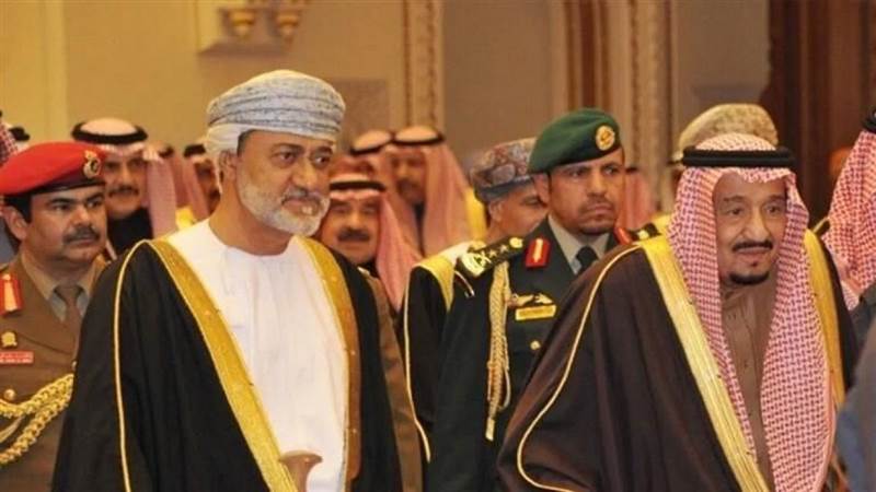 سلطان عمان يصل السعودية في أول زيارة خارجية له منذ توليه السلطة