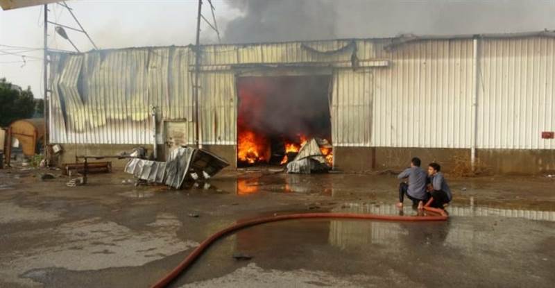 قصف مدفعي حوثي يستهدف مجمع إخوان ثابت الصناعي بمدينة الحديدة