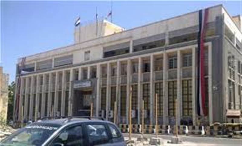 البنك المركزي ينفذ حملة ضد الصرافين المخالفين ويغلق عدد من الشركات في عدن