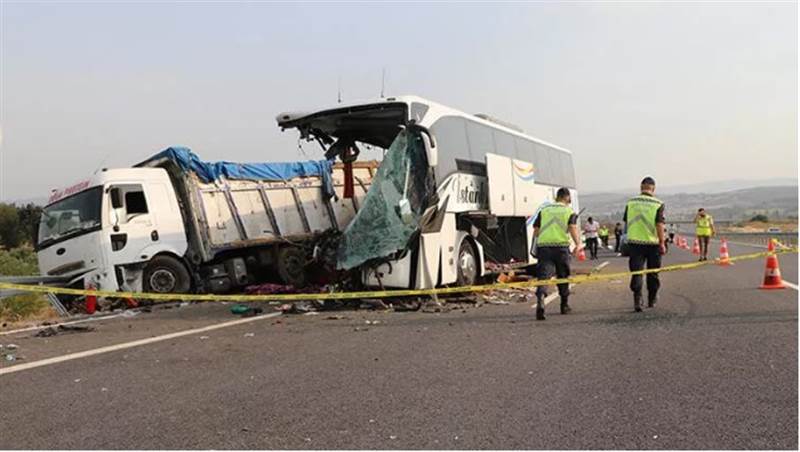 Manisa’da otobüsü TIR’a çarptı:9 kişi öldü 30 kişi yaralandı