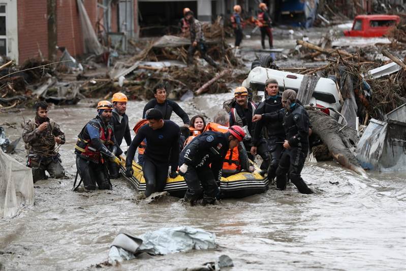 تركيا.. مصرع 74 شخصا وإجلاء 681 آخرين من مناطق الفيضانات في ولايتين