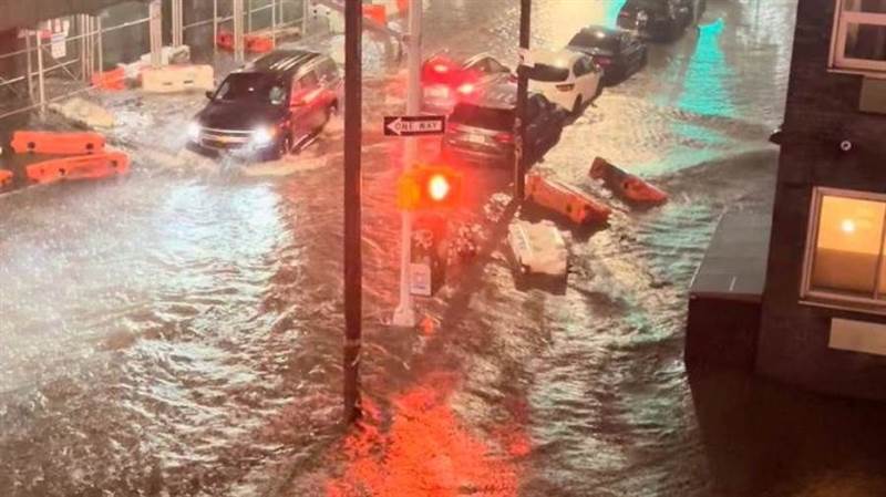 مقتل 7 أمريكيين بسبب الفيضانات والسلطات تعلن حالة الطوارئ