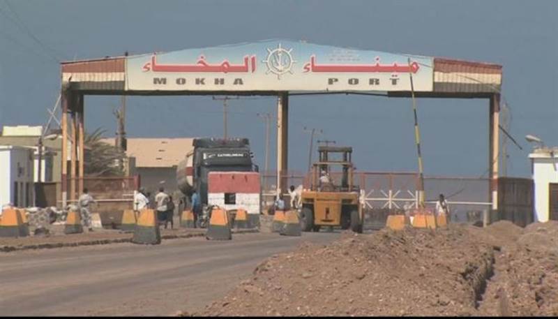 قصف حوثي يستهدف ميناء المخا غرب تعز