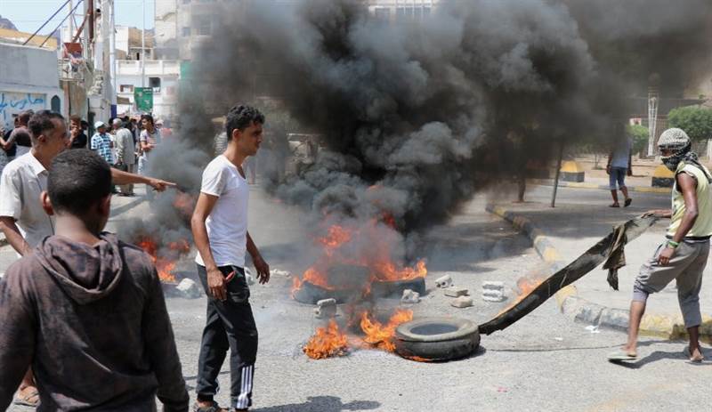 تواصل الاحتجاجات في عدن والانتقالي يوجه بقمع المتظاهرين ويعلن حالة الطوارئ