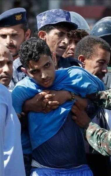صورة تدمي القلب.. هكذا انهار طفل الحديدة أمام رصاص الحوثي