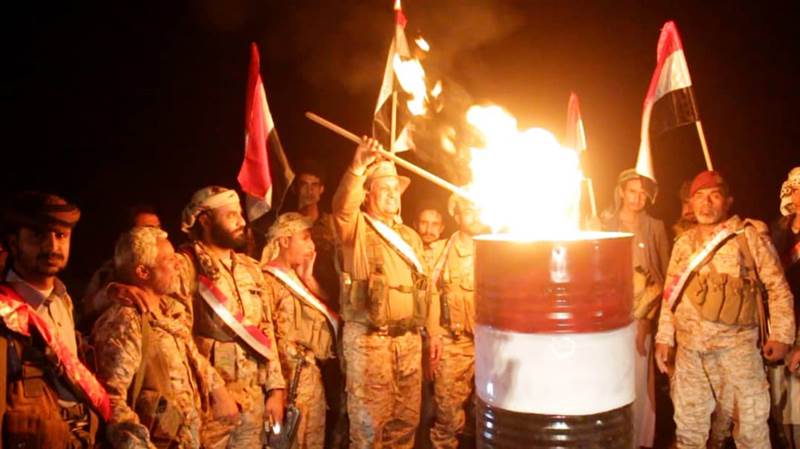 قائد المنطقة السابعة يوقد شعلة سبتمبر ويؤكد " ماضون على خطى الثوار حتى اجتثاث مخلفات الإمامة"