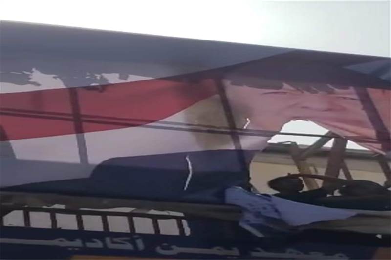 تعز : محتجون يمزقون صور الرئيس هادي والأمن يطلق الرصاص الحي لتفريقهم