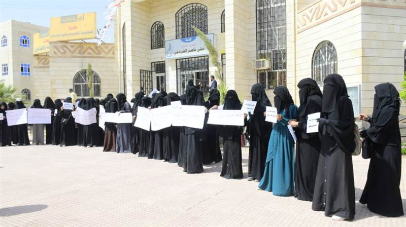 وقفة احتجاجية في مأرب تندد بصمت المجتمع الدولي إزاء حصار الحوثي لسكان العبدية