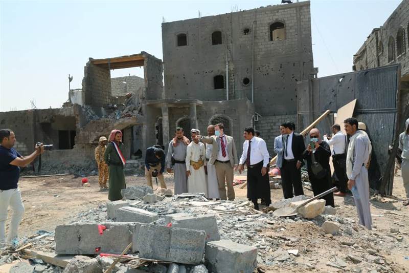 المفوض السامي الاوروبي يطلع على الاضرار التي خلفاه القصف الحوثي على منازل المواطنين بمأرب