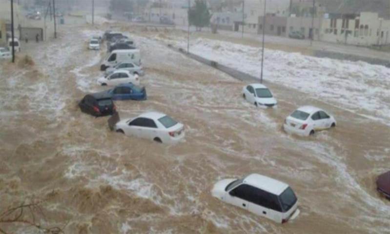 Yemen’de  Şahin Kasırgası sebebiyle oluşan aşırı yağış araçları sürükledi