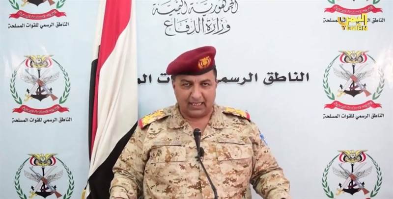 وزارة الدفاع: الجيش يخوض معارك بطولية استنزفت المليشيا الحوثية في مختلف الجبهات