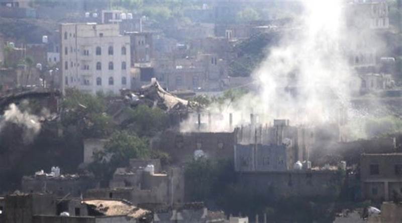 استشهاد وإصابة 5 مدنيين إثر قصف حوثي استهدف سيارة غرب تعز