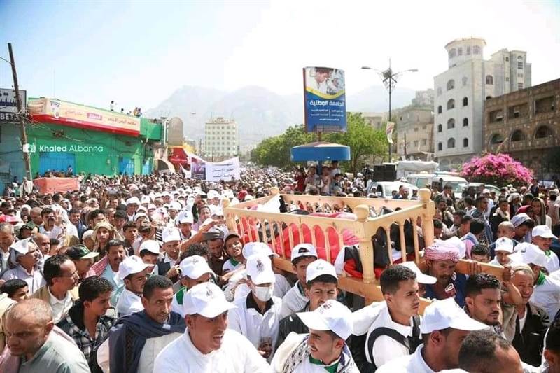 في موكب جنائزي مهيب.. الآلاف يشيعون الشهيد ضياء الحق الاهدل في مدينة تعز (صور)