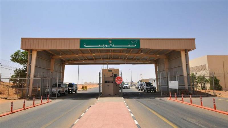الحكومة اليمنية توقف رحلات شركات النقل إلى السعودية عبر منفذ الوديعة لهذا السبب (وثيقة)