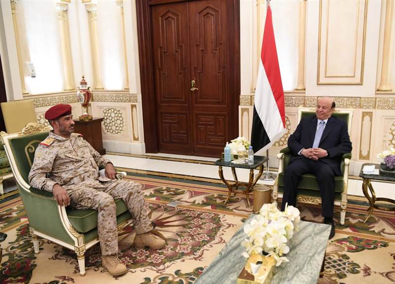 رئيس الجمهورية يشيد بجهود الجيش بالمعارك ضد الحوثيين في مأرب وكل أرض الوطن
