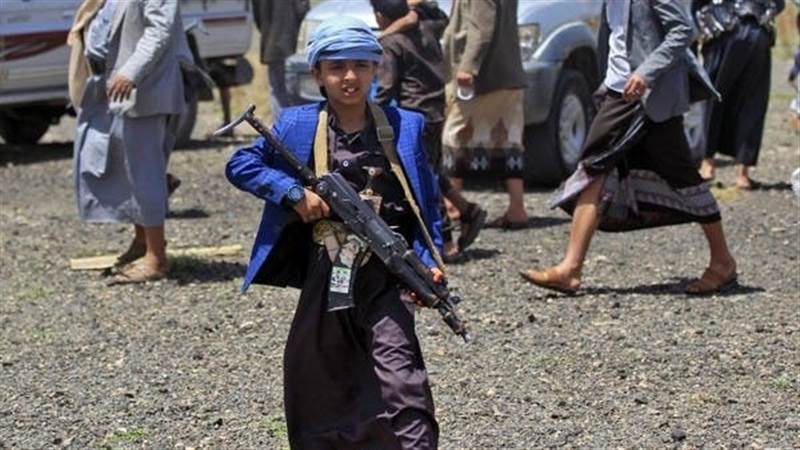في تطور خطير.. مليشيات الحوثي توزع أسلحة "كلاشنكوف" على طلاب مدرسة بصنعاء
