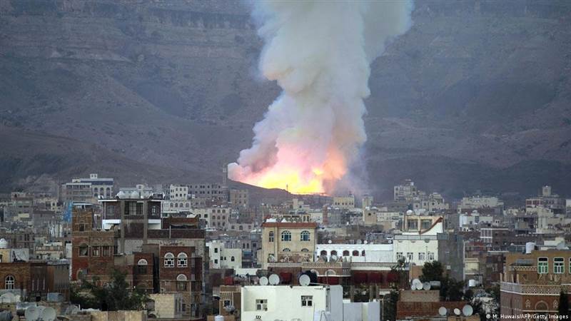 عقب ضربات التحالف الموجعة.. مليشيات الحوثي تبدأ تنفيذ خطوة خطيرة وتحذيرات من كارثة