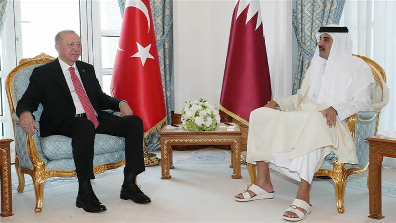 جرى بعيدا عن الصحفيين واستمر قرابة ساعتين.. لقاء ثنائي جمع أمير قطر والرئيس التركي في الدوحة