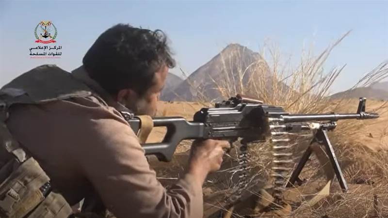 بالفيديو.. فرار عناصر مليشيات الحوثي تحت ضربات الجيش في جبهات مأرب