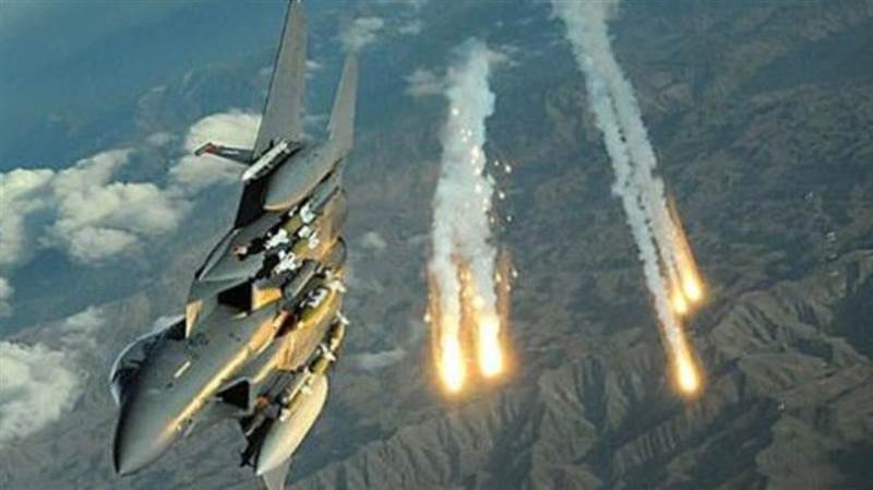 بعد ساعات من تهديد التحالف.. طيران حربي يستهدف موكبا حوثيا وسقوط قتلى وجرحى