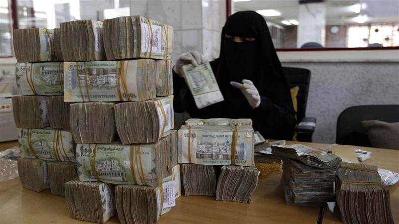 قيمة الحوالات تتراجع بين صنعاء وعدن والبنك اليمني ينشر تسعيرة جديدة للدولار والريال السعودي