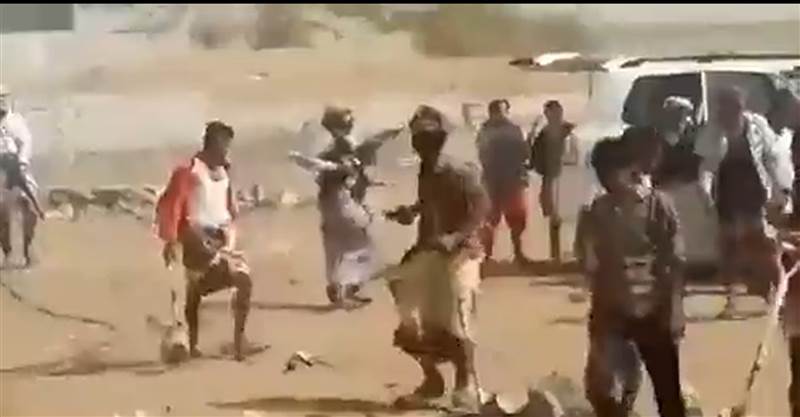 فيديو.. مشرف حوثي يطلق النار مباشرة على مواطنين اعترضوا على نهب أراضيهم في الحديدة