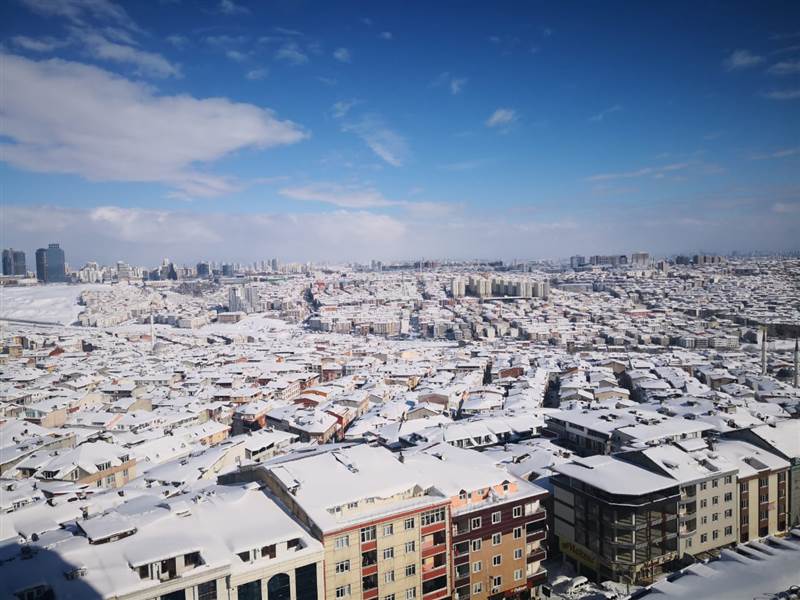 العاصفة الثلجية تشل حركة إسطنبول ومطالبات بتنحي رئيس بلدية المدينة