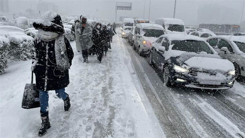 İstanbul kara teslim oldu, birçok araç trafikte mahsur kaldı